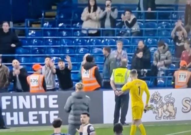 心情不佳太阳报：输给切尔西后，维卡里奥疑似让热刺球迷闭嘴